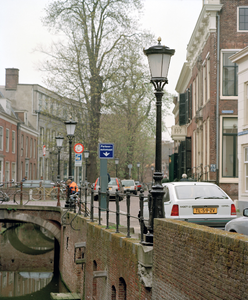 838585 Afbeelding van 'klassieke' straatlantaarns aan de Kromme Nieuwegracht te Utrecht, ter hoogte van de Muntstraat ...